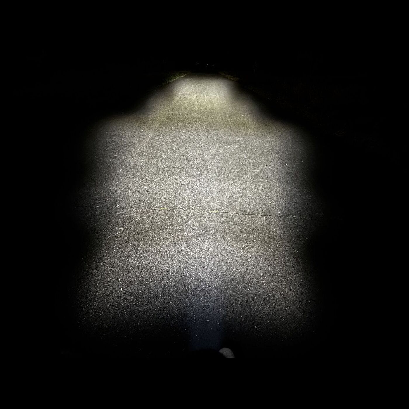 Sigma Nacht Der Lichtkegel des Sigma-Scheinwerfers in der höchsten Stufe in dunkler Umgebung.